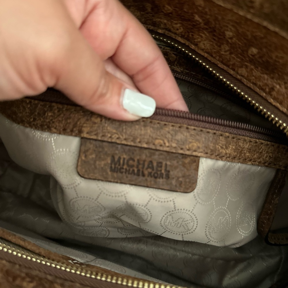 EUC MICHAEL KORS CROSSBODY HAND BAG - Picture 11 of 14